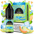 bottiglia di liquido elettronico Bombo Bar Juice Ultra Melon 10 ml con etichetta verde e blu, accanto alla sua scatola, circondato da pezzetti di melone e ghiaccio che suggeriscono un sapore fresco e dolce.