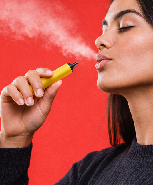 tipos de vaper con nicotina. Imagen de una chica vapeando