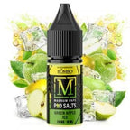 Líquido para vapeo Magnum Vape Salt Green Apple Ice 10ml, botella con diseño colorido acompañada de manzana verde y cubitos de hielo que representan su sabor afrutado y refrescante.