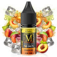 Líquido para vapeo Magnum Vape Salt Peach Ice 10ml, botella con diseño colorido acompañada de melocotón y cubitos de hielo que representan su sabor afrutado y refrescante.