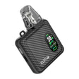 Vaper recargable Oxva Xlim SQ Pro con acabado negro tipo fibra de carbono, pantalla circular frontal con indicadores de potencia y resistencia, y boquilla transparente inclinada en la parte superior.
