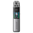 vapoteur rechargeable Voopoo Argus G2, avec un design compact en gris métallisé, un écran avant couleur de 0,96 pouce affichant l'alimentation, la batterie et les modes d'utilisation, et une cartouche supérieure transparente avec système de recharge facile.