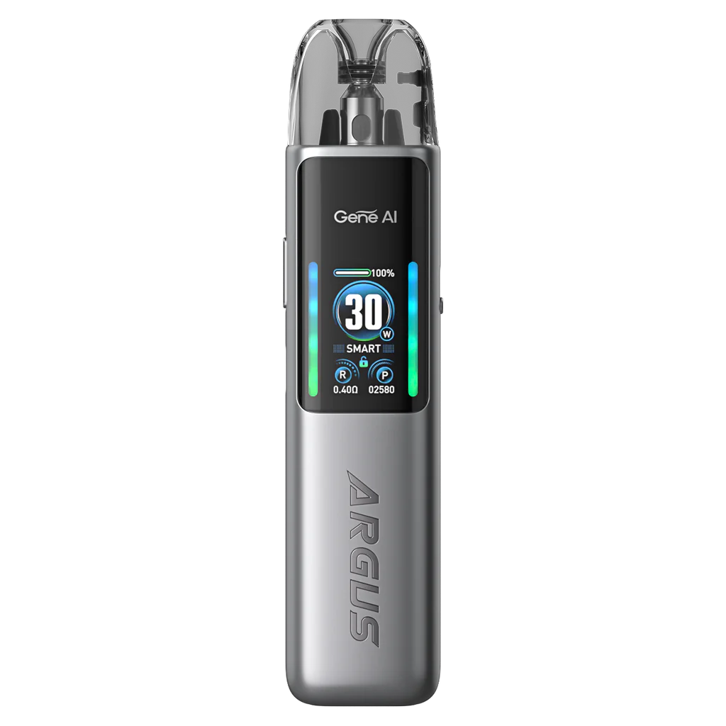vapoteur rechargeable Voopoo Argus G2, avec un design compact en gris métallisé, un écran avant couleur de 0,96 pouce affichant l'alimentation, la batterie et les modes d'utilisation, et une cartouche supérieure transparente avec système de recharge facile.
