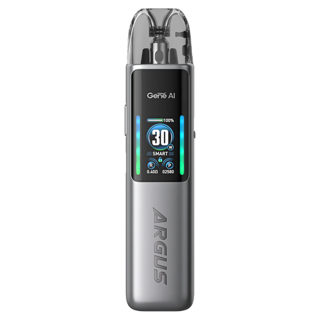 vapoteur rechargeable Voopoo Argus G2, avec un design compact en gris métallisé, un écran avant couleur de 0,96 pouce affichant l'alimentation, la batterie et les modes d'utilisation, et une cartouche supérieure transparente avec système de recharge facile.