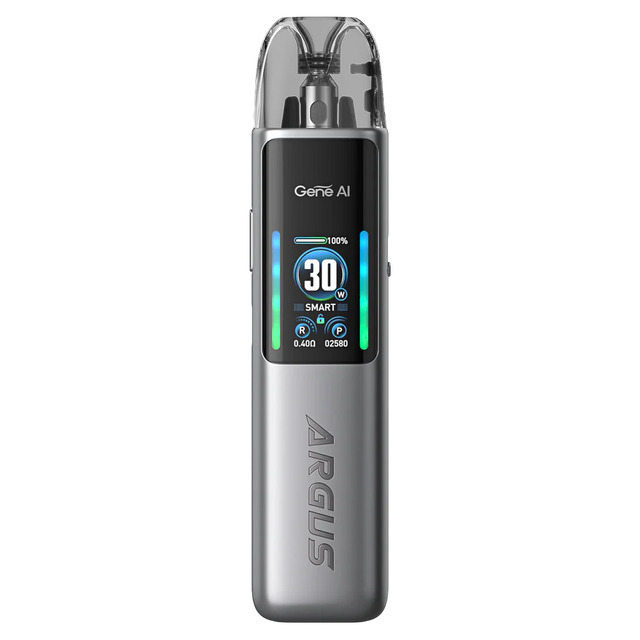 vapoteur rechargeable Voopoo Argus G2, avec un design compact en gris métallisé, un écran avant couleur de 0,96 pouce affichant l'alimentation, la batterie et les modes d'utilisation, et une cartouche supérieure transparente avec système de recharge facile.