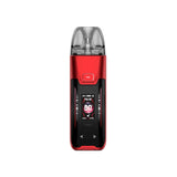 Sigaretta Elettronica Ricaricabile Vaporesso Luxe XR Kit Max 2 Pod in rosso e nero, con schermo frontale a colori che mostra potenza e modalità di utilizzo, pulsante superiore e cartuccia trasparente sulla parte superiore.