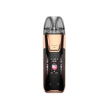 Sigaretta Elettronica Ricaricabile Vaporesso Luxe XR Kit Max 2 Pod in oro e nero, con schermo frontale a colori che mostra potenza e modalità di utilizzo, pulsante superiore e cartuccia trasparente sulla parte superiore.