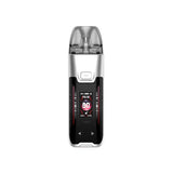 Sigaretta Elettronica Ricaricabile Vaporesso Luxe XR Kit Max 2 Pod in argento e nero, con schermo frontale a colori che mostra potenza e modalità di utilizzo, pulsante superiore e cartuccia trasparente sulla parte superiore.