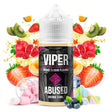 bouteille d'arôme Viper Abusé de 30 ml, avec un design noir et des détails roses, entouré de divers fruits comme la fraise, le kiwi, la grenade et les baies qui représentent sa saveur fruitée.