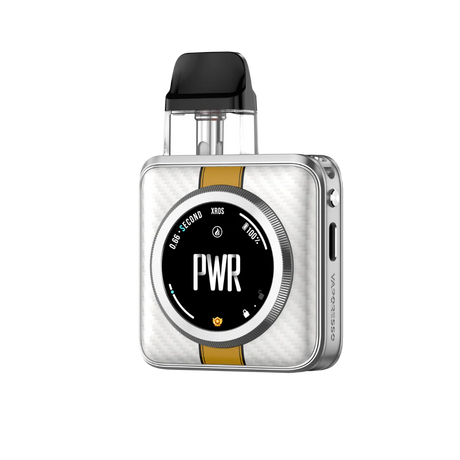 Svapatore Vaporesso Xros 5 Nano con batteria da 1600mAh, design compatto in argento con striscia gialla, schermo circolare anteriore con indicatori di carica e batteria e cartuccia superiore trasparente con bocchino nero.