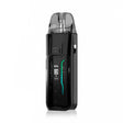 Vaper recargable Vaporesso Luxe XR Max en color negro y plateado, con pantalla frontal que muestra potencia y batería, botón superior y cartucho transparente con boquilla integrada.